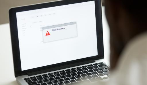 Persona davanti al PC bloccato per un errore