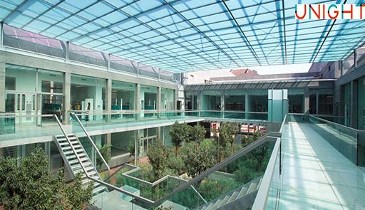 Foto dell'interno della sede di Biotecnologie, via NIzza e logo UNIGHT
