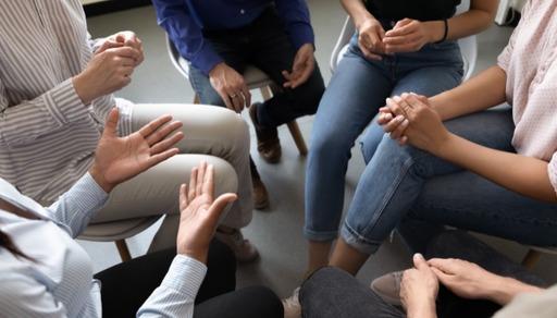 Gruppo di persone sedute a cerchio