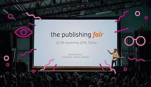 The Publishing Fair Schermo di un proiettore in una sala gremita con scritta The Publishing Fair