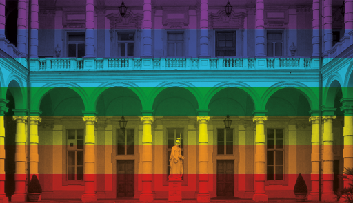 bandiera multicolore della pace, sullo sfondo il Rettorato