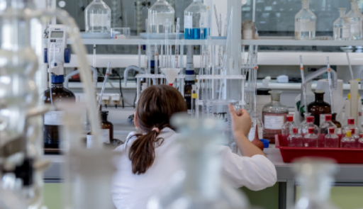 ricercatrice intenta a lavorare all'interno di un laboratorio chimico