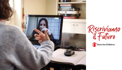 Foto di una studentessa collegata in video con un'altra studentessa
