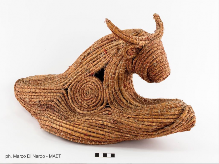 MAET - Foto di Marco Di Nardo Cappello zoomorfo in saggina della collezione di Art Brut