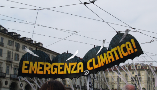 foto di uno striscione esposto durante una manifestazione con scritta: emergenza climatica