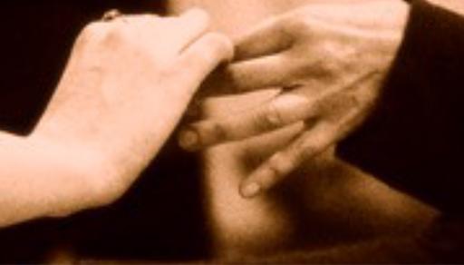 Mano femminile e mano maschile unite in un passo di danza