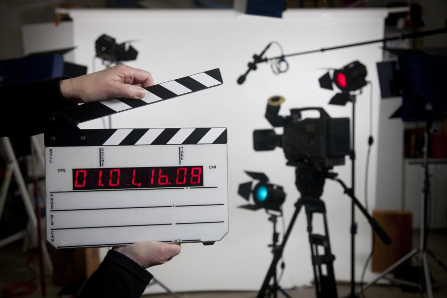 Sguardi puri Filming a Festival - I progetti di cortometraggio selezionati Due mani chiudono un ciak cinematografico