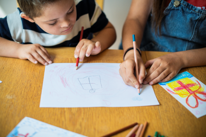 Bando per il VI ciclo del Corso di Formazione per il conseguimento della Specializzazione per le attività di sostegno didattico agli alunni con disabilità fotografia di un bambino che lavora con un adulto ad un disegno