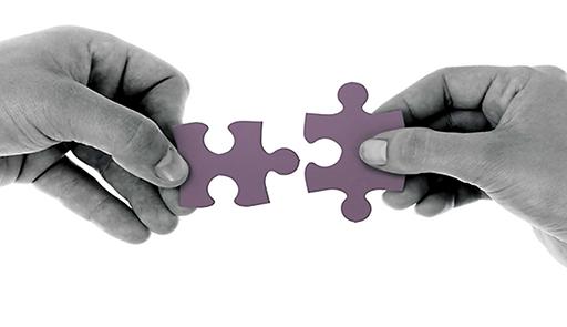 due mani che tengo insieme una pezzo di puzzle