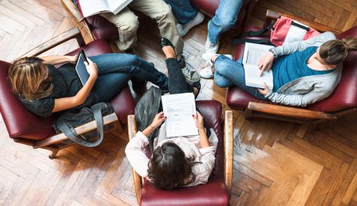 Studenti foto dall'alto di alcuni studenti seduti su delle poltroncine disposte in circolo