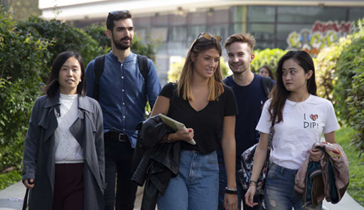 Studenti e studentesse foto di alcuni studenti e studentesse che camminano all'aperto