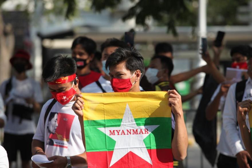Uomo con bandiera birmana