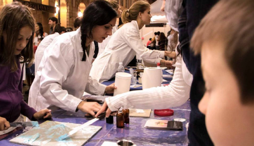 ricercatrici accolgono il pubblico durante l'evento Notte dei Ricercatori