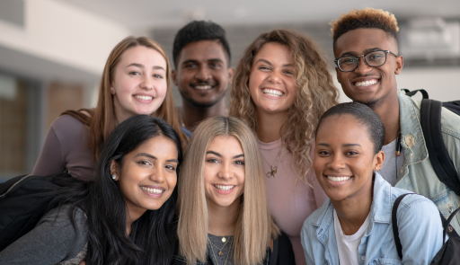 Ragazze e ragazzi in posa mentre sorridono Ragazze e ragazzi in posa mentre sorridono