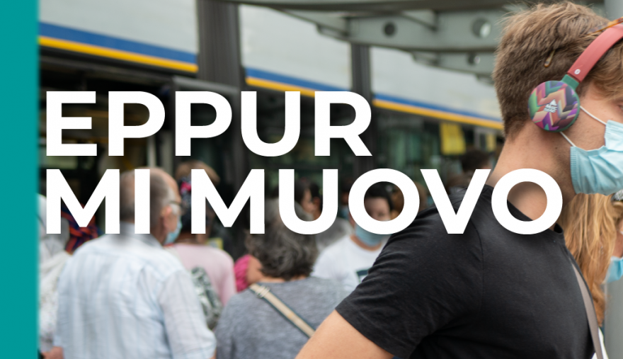 Scritta EPPUR MI MUOVO sullo sfondo una folla di persona in movimento