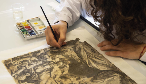 studentessa esegue un lavoro di restauro
