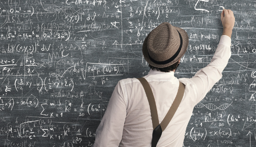Di spalle un uomo scrive alla lavagna