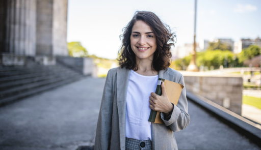 studenti giovane studentessa sorridente con un libro in mano