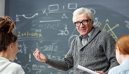 Bando Visiting Professors a.a. 20-21 professore a lezione in classe
