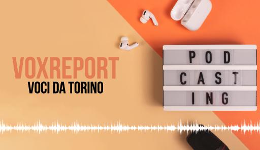 Cuffiette bluetooth e microfono su sfondo con testo 'Cor report: voci da Torino'