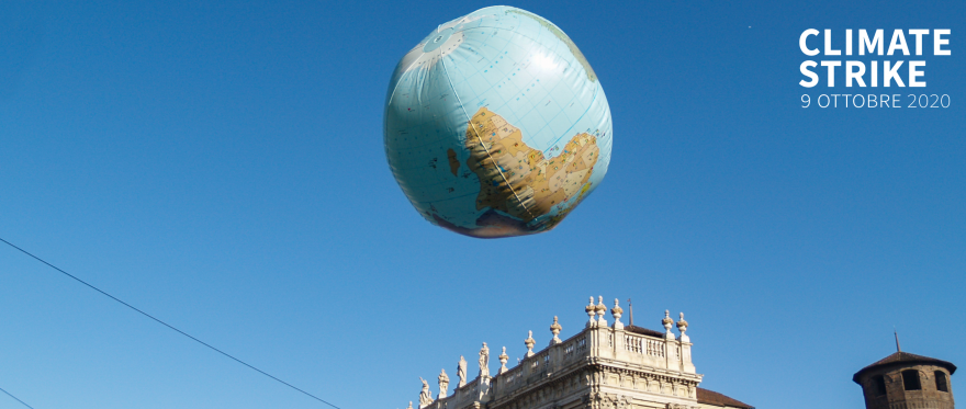 Un pallone gonfiabile con il disegno del mondo nel cielo sopra piazza Castello