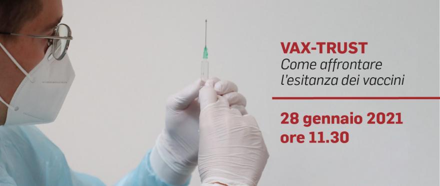 Una siringa nelle mani di una operatrice sanitaria