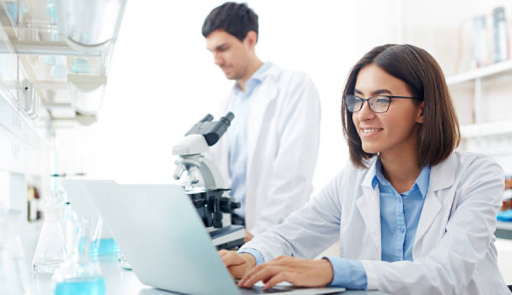 una ricercatrice e un ricercatore in un laboratorio scientifico