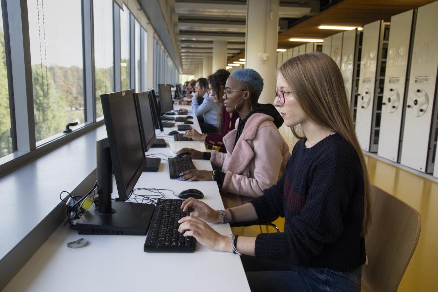Studenti e studentesse al pc