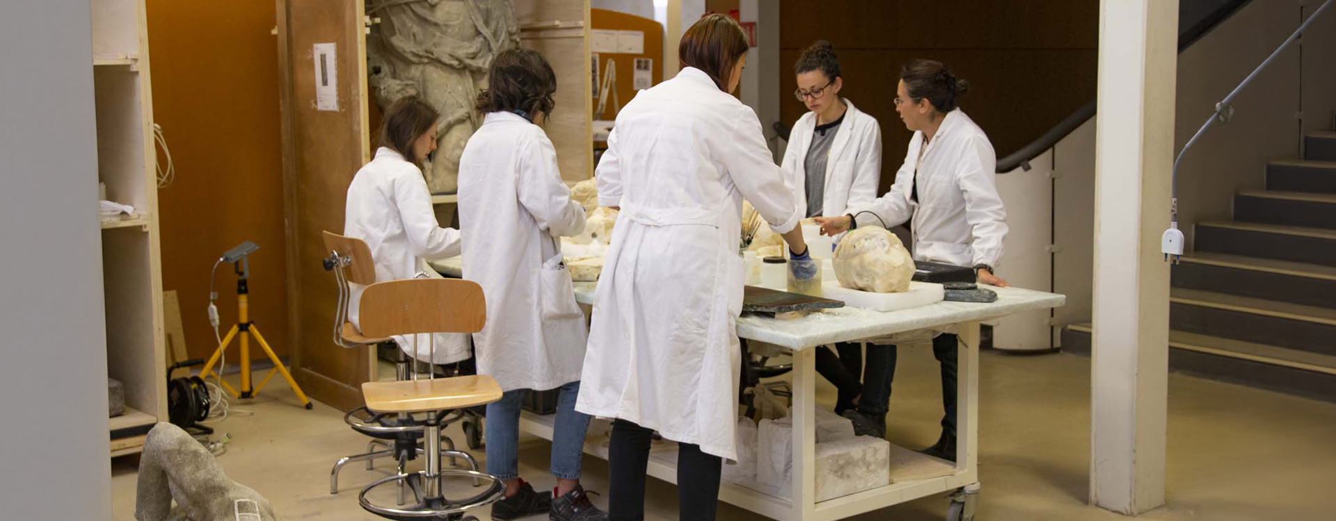 Gruppo di studenti di restauro nella sede di Venaria