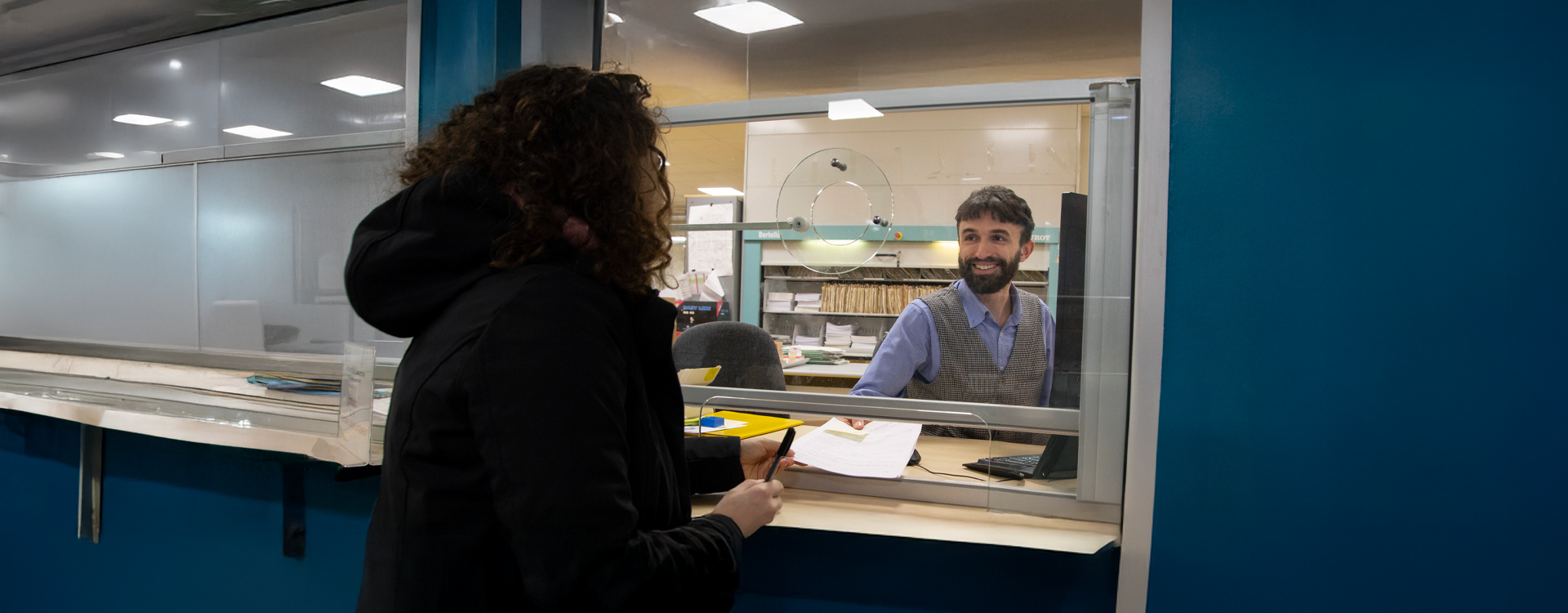 Impiegato dell'università durante il lavoro in uno sportello