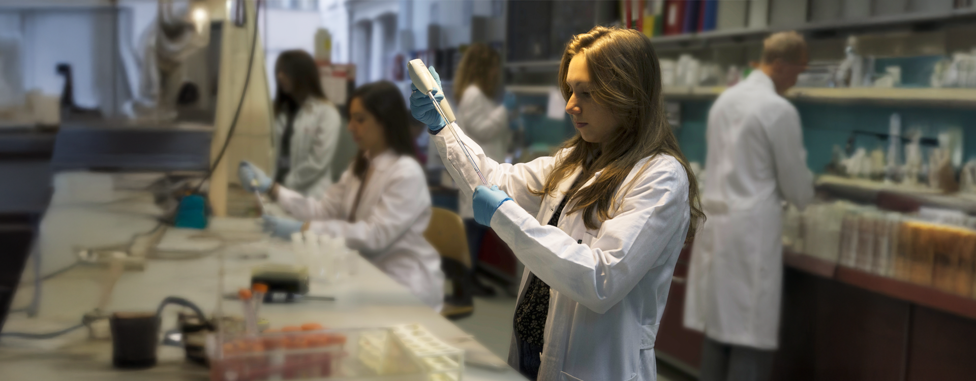 Specializzandi in un laboratorio analisi