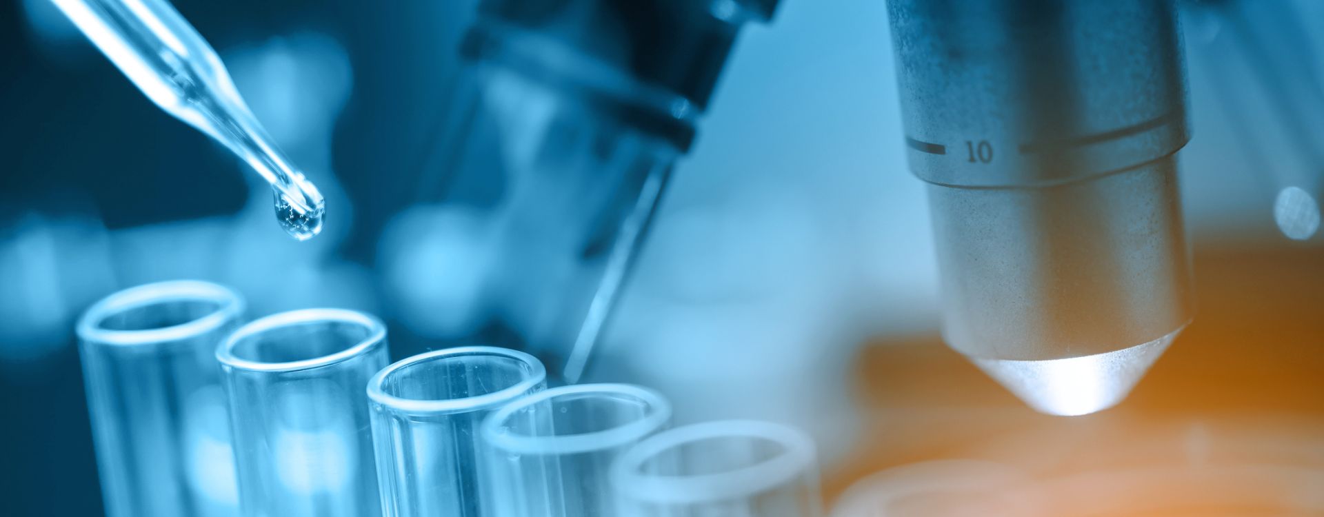 Microscopio e provette