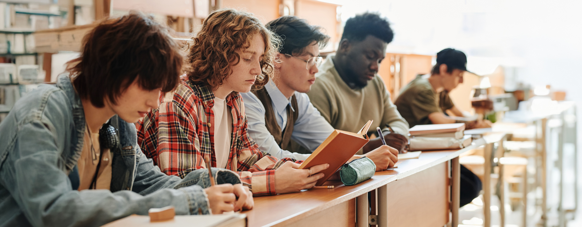 Studentesse e studenti studiano in biblioteca