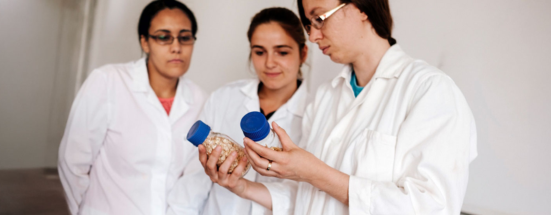 Tre ricercatrici osservano dei farmaci