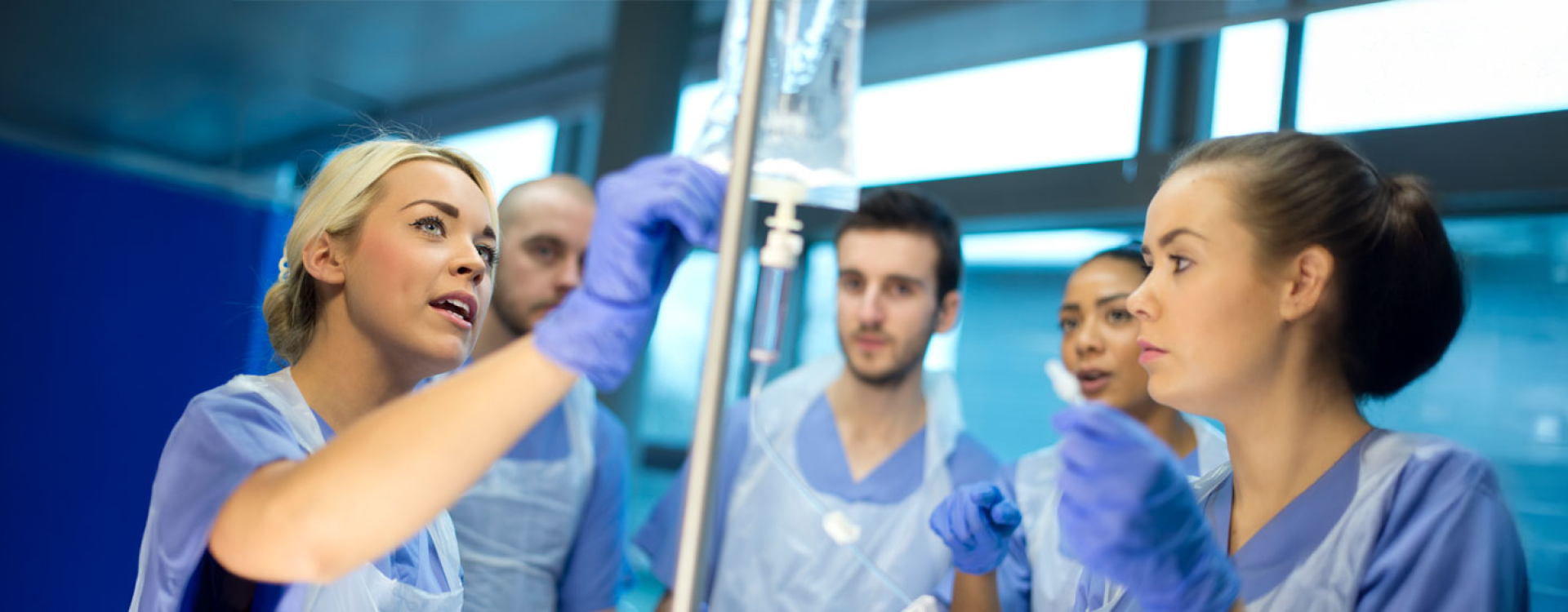 Un'equipe di medici osserva una flebo