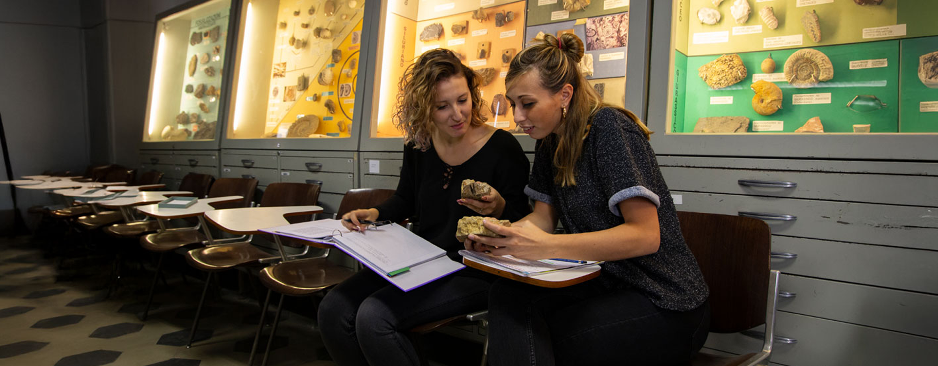 Due ragazze analizzano dei fossili