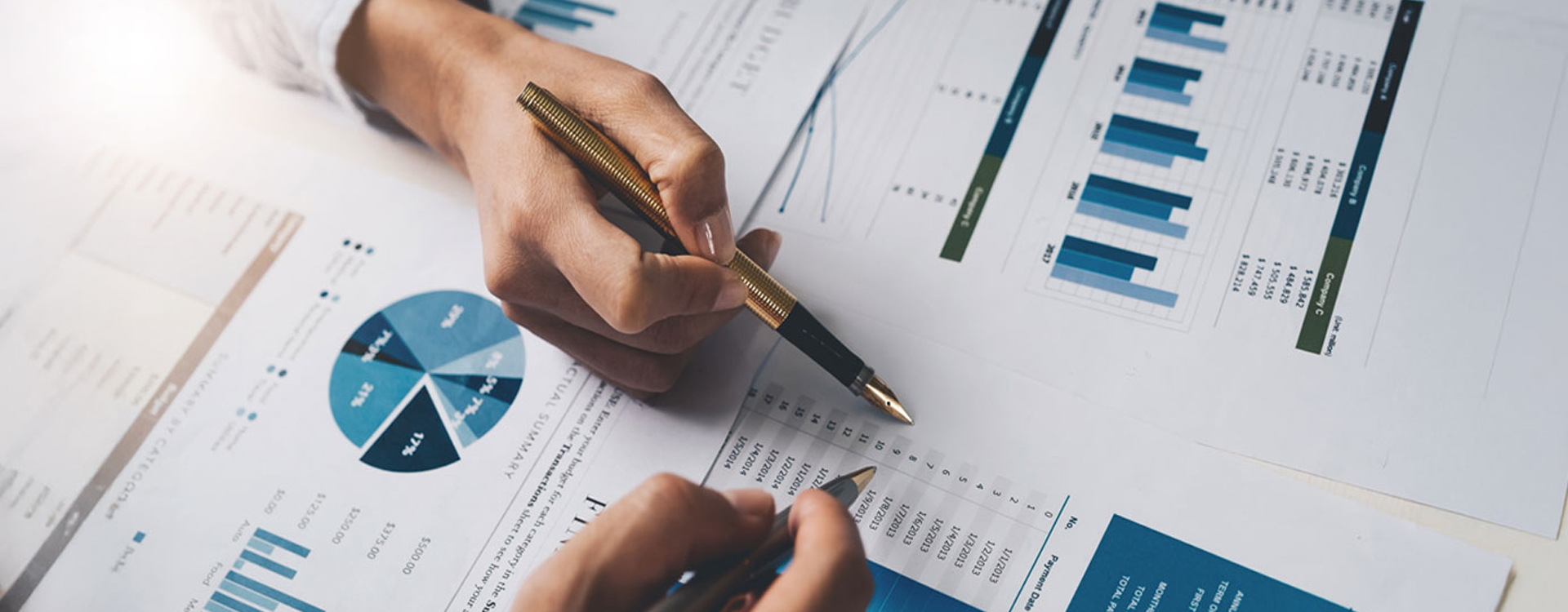 Due persone scorrono dei fogli con dei grafici