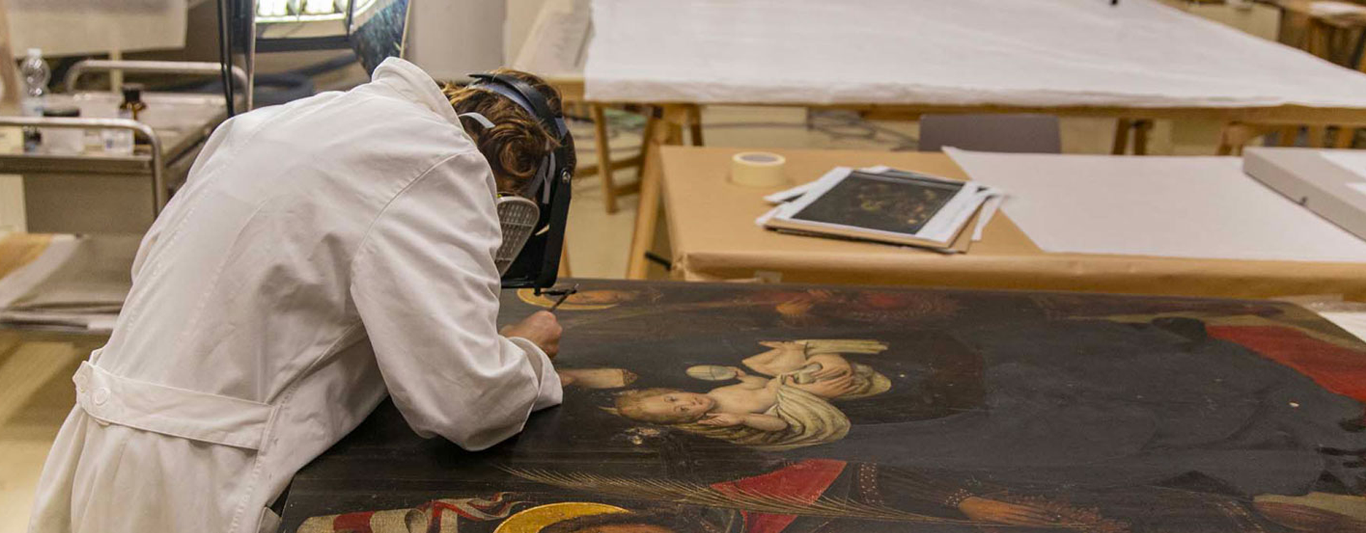 Restauratore al lavoro su un'opera artistica