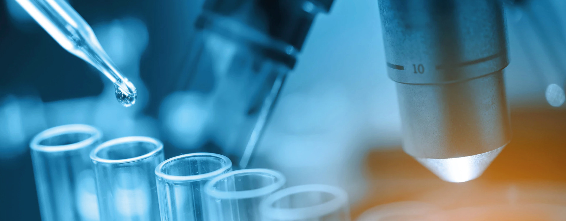 Provette con pipetta e microscopio