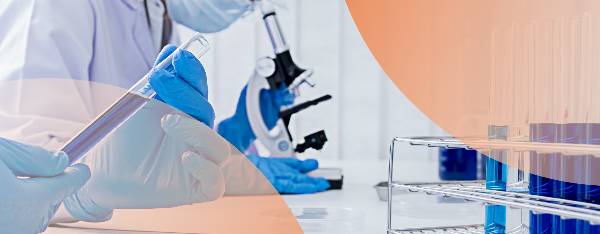 Ricercatrice al lavoro con un microscopio