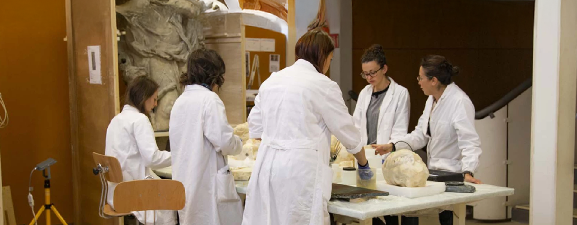 Gruppo di studenti durante un'operazione di restauro