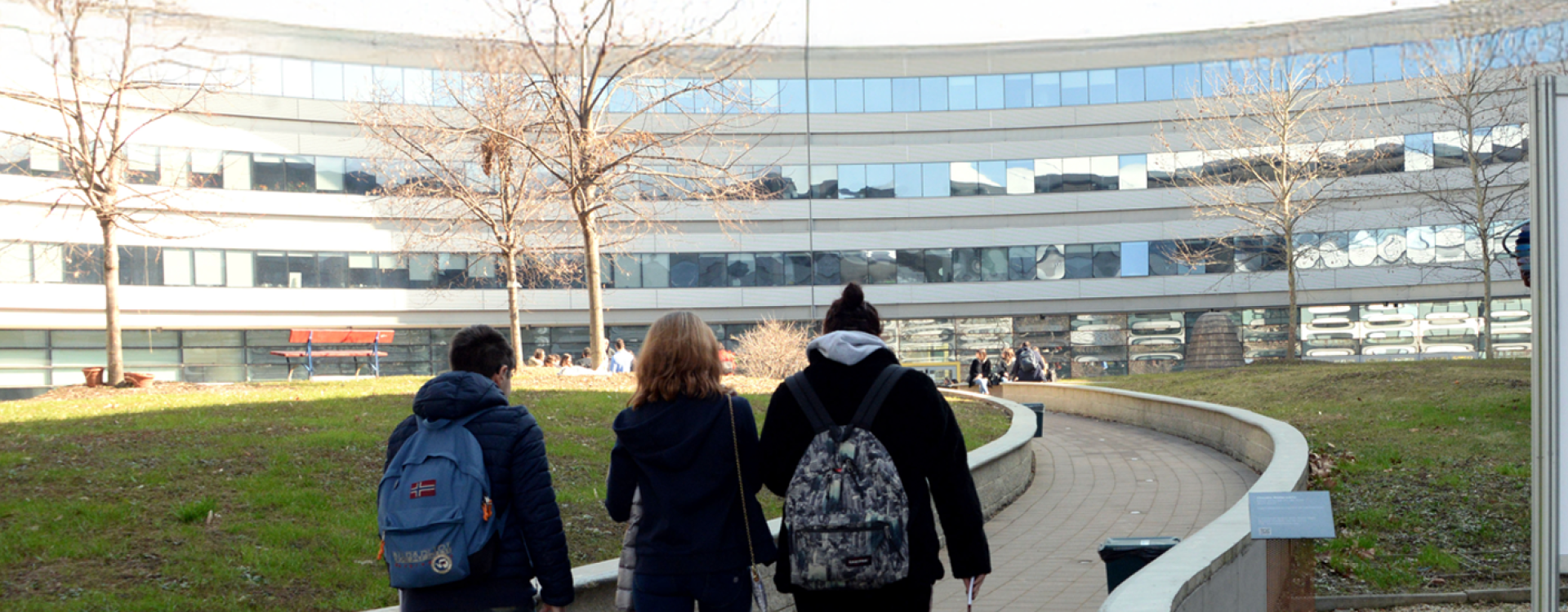 Studenti che entrano al Campus Luigi Einaudi