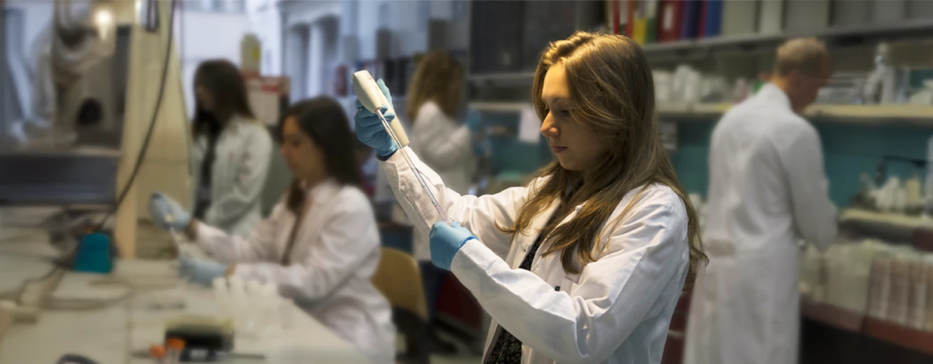 Studenti in un laboratorio scientifico
