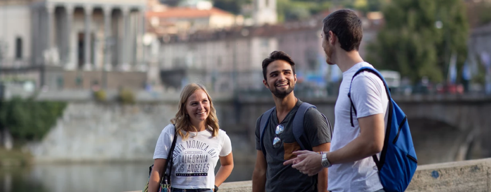 Studenti internazionali a Torino con la Gran Madre sullo sfondo