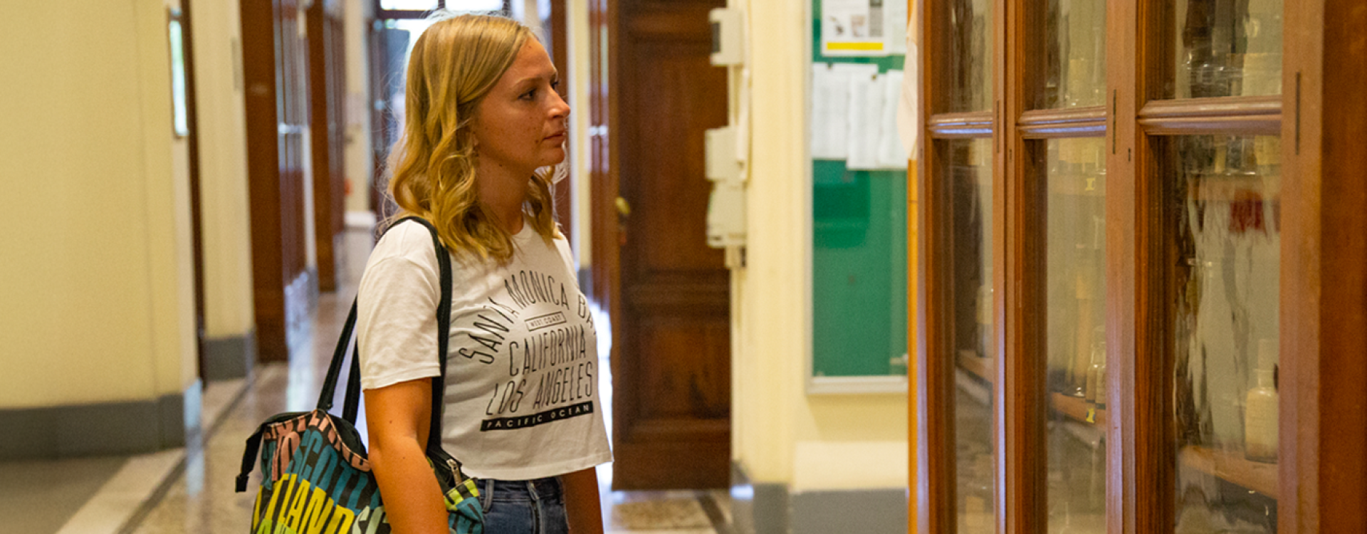 Ragazza visita un museo dell'Università di Torino