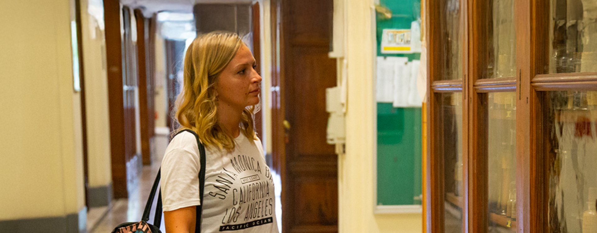 Ragazza visita un museo dell'Università di Torino