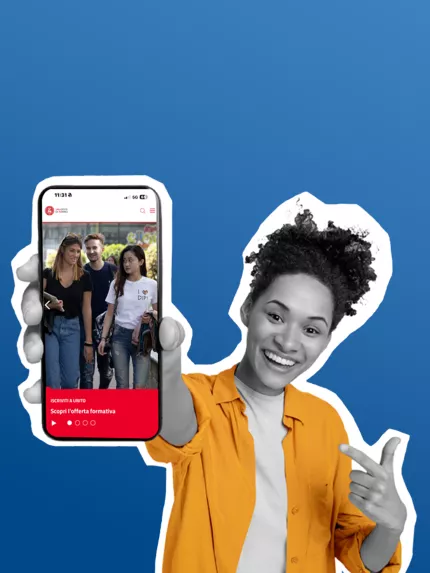 Ragazza che mostra un cellulare con la homepage del portale unito.it