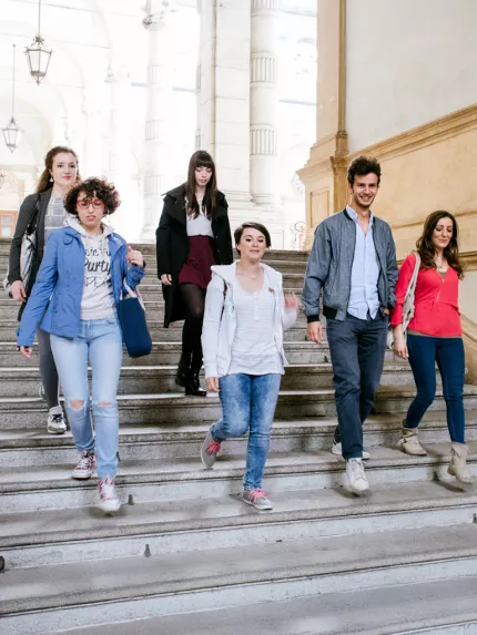 Ragazzi e ragazze che scendono le scale del Rettorato