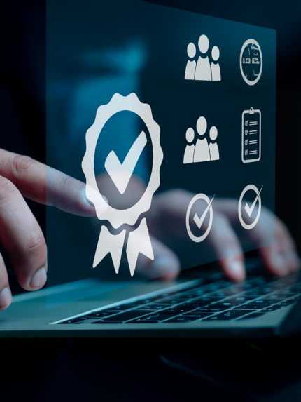 Mani sulla tastiera con open badge astratto