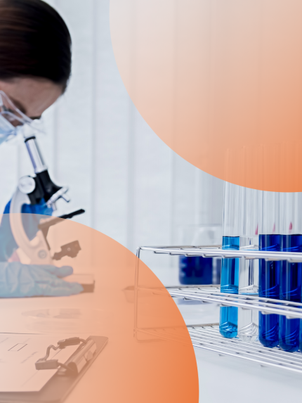 Ricercatrice al lavoro con un microscopio